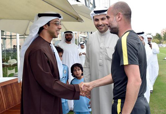 Sheikh Mansour es el dueu00f1o del Manchester City que entrena Guardiola